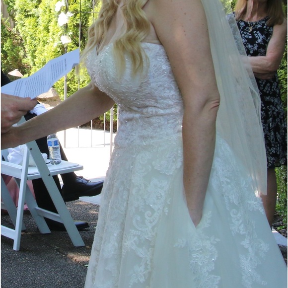 Wedding dress sheer lace and tulle ball gown - Ivory - Size 8 - Has pockets - Picture 7 of 7
